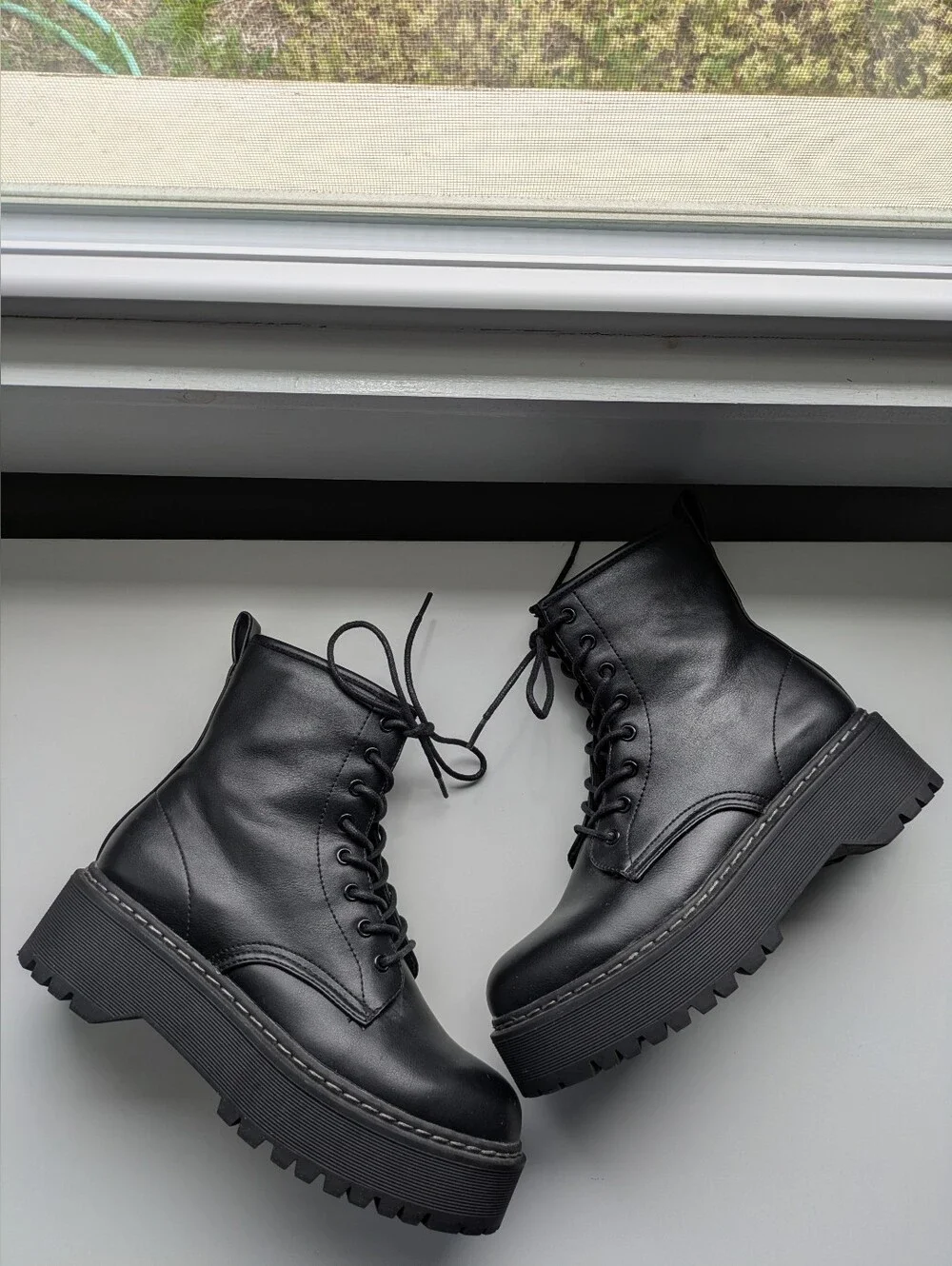 Steve Madden Bettyy Black Platform Combat Boots 8 Vegan Leather - Picture 1 of 12